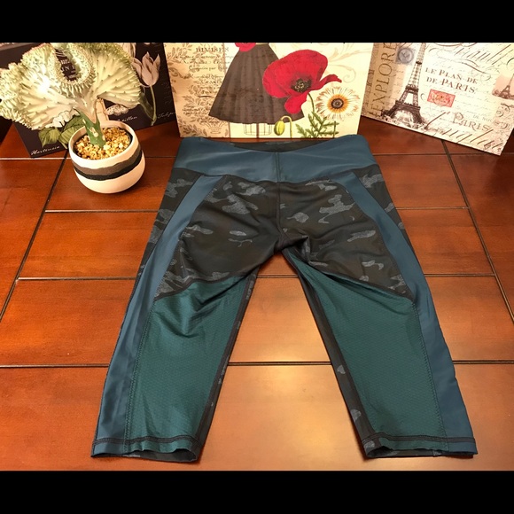 Lululemon Clip-in Crop- Oil Slick Blue Camo, Sz 10 - Picture 3 of 6